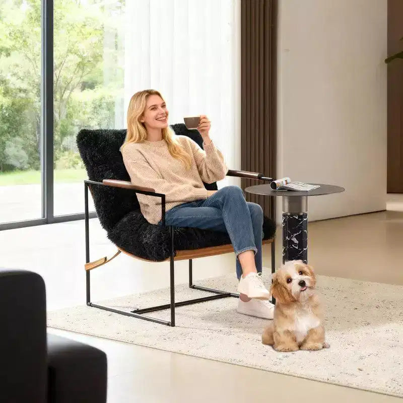 Fauteuil de détente en peluche de fourrure de lapin avec accoudoirs en bois d'hévéa et cadre en fer