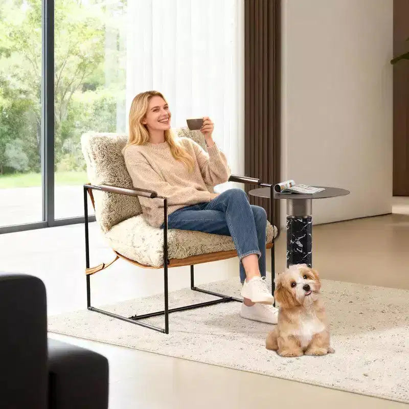 Fauteuil de détente en peluche de fourrure de lapin avec accoudoirs en bois d'hévéa et cadre en fer