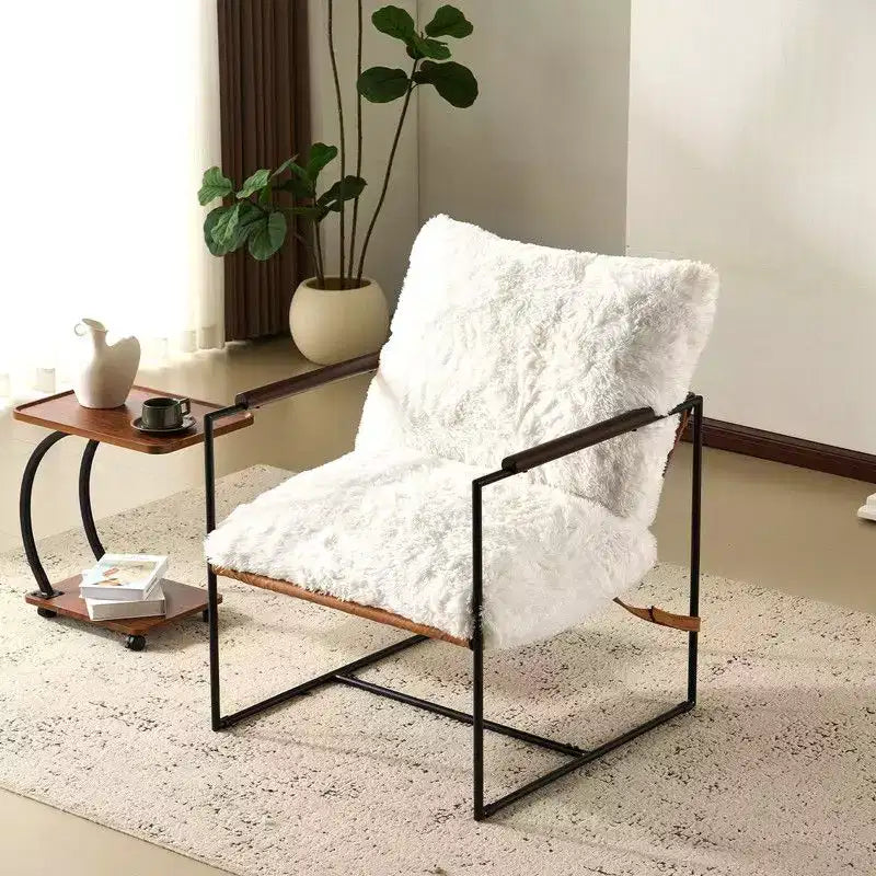 Fauteuil de détente en peluche de fourrure de lapin avec accoudoirs en bois d'hévéa et cadre en fer